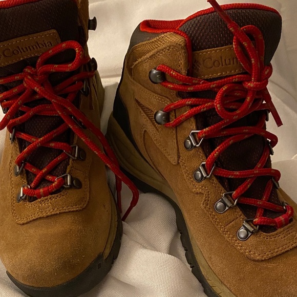 Columbia Newton Ridge Plus Waterproof Amped hiking boot in Elk/Mountain Red - Picture 1 of 4